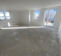 Ponúkame na predaj Rodinný dom v Rovinke na Platanovej ulici - Interiér rodinného domu s veľkými oknami, veľkým priestorom a surovou podlahou.