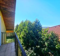 Ponúkame na predaj Rodinný dom na Perličkovej ulici v Bratislave - Balkón rodinného domu na Perličkovej ulici v Bratislave - Podunajských Biskupiciach obklopený zeleňou.