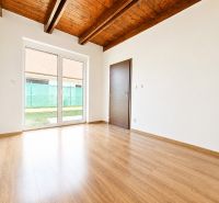 Rekreačný rodinný dom  v Moste pri Bratislave   - Izba v rodinnom dome s podlahou s dreveným dekorom a veľkými oknami.