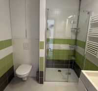 2- izbový byt na  Roľníckej ulici  - Kúpeľňa s toaletou a sprchovým kútom v 2-izbovom byte, svetlé obklady a podlahy.