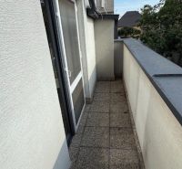 2- izbový byt na  Roľníckej ulici  - Balkón pri 2-izbovom byte s výhľadom na stromy a modrú oblohu.