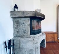 Atraktívny rodinný dom s veľkým pozemkom  – Hronská Dúbrava - Kamenný krb v rodinnom dome s tehlovou podlahou a dekoráciami.