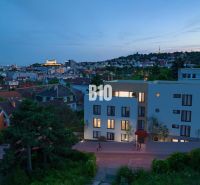 BRATISLAVA NA DLANI - SKOLAUDOVANÝ BYT S TERASOU, NA NAJVYŠŠOM POSCHOD - Nočná panoráma z ulice Pod Strážami v Bratislava III s výhľadom na 3-izbový byt.