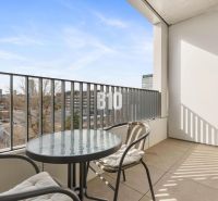 DOWNTOWN NA DOSAH – DIZAJNOVÝ 1-izbový apartmán s loggiou a výhľadom n - Balkón s výhľadom na mestskú časť Bratislava II z Prístavnej ulice, súčasť 1-izbového bytu.