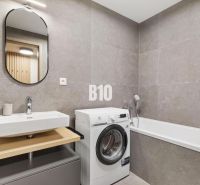 DOWNTOWN NA DOSAH – DIZAJNOVÝ 1-izbový apartmán s loggiou a výhľadom n - Kúpeľňa s umývadlom, práčkou a vaňou v 1-izbovom byte.