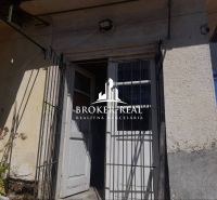 Rodinný dom 3 izbový - Csobád, Maďarsko - Vstupné dvere s kovovou mriežkou a stenou rodinného domu v Csobád.