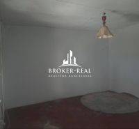 Rodinný dom 3 izbový - Csobád, Maďarsko - Interiér miestnosti s jednoduchým vybavením a podlahou s dreveným dekorom v rodinnom dome.
