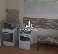 Rodinný dom 3 izbový - Csobád, Maďarsko - Kuchyňa v rodinnom dome s plynovým sporákom, mikrovlnkou a dekoratívnymi obkladačkami na stene.