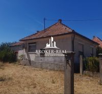 Rodinný dom 3 izbový - Csobád, Maďarsko - Rodinný dom v Csobáde s omietnutými stenami, škridlovou strechou a zanedbaným okolím.