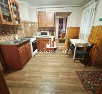 Rodinný dom 4 - izbový, Bódvaszilas, Maďarsko - Kuchyňa v rodinnom dome s dreveným dekorom, skrinky a jedálenský kút.
