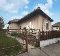 Rodinný dom 4 - izbový, Bódvaszilas, Maďarsko - Rodinný dom v Bódvaszilas obklopený záhradou, bielou omietkou a plotom.