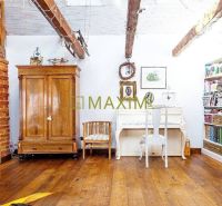TOP - Okúzlujúci dom, zariadený vo vintage štýle s jedinečným pozemkom - Interiér rodinného domu s bielym klavírom, skriňou a podlahou s dreveným dekorom.