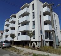 3- izbový byt v Stupave na Dlhej ulici  - Exteriér bytového domu na Dlhej ulici v Stupave s balkónmi a parkovaním.
