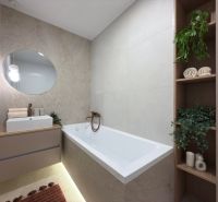 Moderný 3 izbový byt s balkónom a výhľadom na Zobor - Chrenová - Kúpeľňa s vaňou, umývadlom a dekoratívnymi prvkami v 3-izbovom byte.