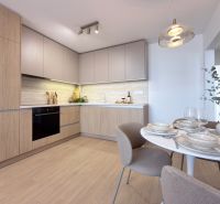 Moderný 3 izbový byt s balkónom a výhľadom na Zobor - Chrenová - Kuchyňa so svetlými skrinkami a podlahou s dreveným dekorom v 3-izbovom byte.