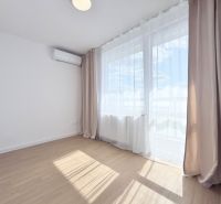 Moderný 3 izbový byt s balkónom a výhľadom na Zobor - Chrenová - Izba s podlahou s dreveným dekorom a klimatizáciou v 3-izbovom byte.