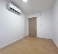 Moderný 3 izbový byt s balkónom a výhľadom na Zobor - Chrenová - Interiér 3-izbového bytu s podlahou s dreveným dekorom a klimatizáciou.