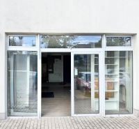 Moderný obchodný priestor v širšom centre Žiliny s parkovaním - Vstup do obchodných priestorov so sklenenými dverami a výkladom v meste Žilina.