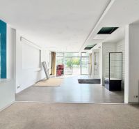 Moderný obchodný priestor v širšom centre Žiliny s parkovaním - Obchodné priestory s podlahou s dreveným dekorom a sklenenou vitrínou v Žiline.