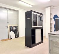 Moderný obchodný priestor v širšom centre Žiliny s parkovaním - Obchodné priestory so sklenenou vitrínou, poličkami a uzamykateľným skladom.