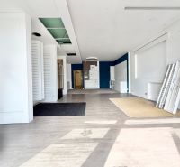Moderný obchodný priestor v širšom centre Žiliny s parkovaním - Obchodné priestory s podlahou s dreveným dekorom vhodné pre rôzne využitie.