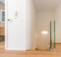 NOVOSTAVBA- NÍZKOENERGETICKÝ4 IZB.RODINNÝ DOM- LORINČÍK HÁJE-PREDAJ-KE - Rodinný dom s chodbou, schodiskom, podlahou s dreveným dekorom a kúpeľňou.