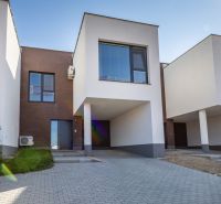 NOVOSTAVBA- NÍZKOENERGETICKÝ4 IZB.RODINNÝ DOM- LORINČÍK HÁJE-PREDAJ-KE - Rodinný dom na ulici Na Košarisku v Košiciach - mestskej časti Lorinčík s priestrannou terasou.