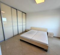 Na predaj kompletne prerobený 1 izbový byt, Vráble - Lúky, 36m2, 7/7 - Svetlá spálňa s posuvnou skriňou, posteľou a dlaždicovou podlahou v 1-izbovom byte.