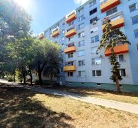 Na predaj kompletne prerobený 1 izbový byt, Vráble - Lúky, 36m2, 7/7 - Panelový bytový dom na ulici Lúky vo Vrábľoch s oranžovými balkónmi.
