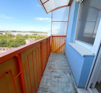 Na predaj kompletne prerobený 1 izbový byt, Vráble - Lúky, 36m2, 7/7 - Balkón 1-izbového bytu na Lúkach vo Vrábľoch s výhľadom na zelené okolie.