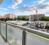 TOP Veľký rodinný 3-izbový byt s vlastným kúrením, loggiou a parkovaní - Výhľad z balkóna 3-izbového bytu na Nobelovej ulici v Bratislave s panorámou mesta.