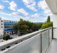 TOP Veľký rodinný 3-izbový byt s vlastným kúrením, loggiou a parkovaní - Balkón 3-izbového bytu na Nobelovej ulici v Bratislave s výhľadom na okolie.