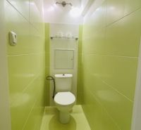 TOP Veľký rodinný 3-izbový byt s vlastným kúrením, loggiou a parkovaní - Úzka kúpeľňa so svetlozelenými dlaždicami a toaletou v 3-izbovom byte.