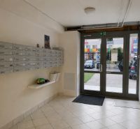 TOP Veľký rodinný 3-izbový byt s vlastným kúrením, loggiou a parkovaní - Vstupná hala 3-izbového bytu s poštovými schránkami a presklenými dverami.
