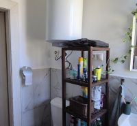 Na predaj 2 izbový tehlový byt 45m2 - Nové Zámky  - Kúpeľňa v 2-izbovom byte obsahuje WC, policový regál a umývadlo.