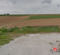 Na predaj pozemky, Lužianky, 60 €/m2 - Krajina pri Lužiankach vhodná na pozemky - bývanie, s poľom a lúkou v pozadí.
