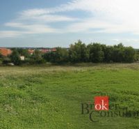 Projekt Rezidencia pod Lesom - Panoráma rozľahlých pozemkov na bývanie v Nitre, obklopených prírodou a zástavbou.
