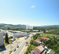 Moderný 3-izbový byt s pekným výhľadom - Pohľad na krajinu a zástavbu Bytče z výšky, vidno cestu a budovy.