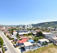 Moderný 3-izbový byt s pekným výhľadom - Pohľad na panorámu mesta Bytča, ideálne miesto pre 3-izbový byt.