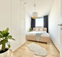 Prenájom 2 izbová NOVOSTAVBA, Jarabinková ulica, Bratislava II Ružinov - Svetlá spálňa s pohodlnou posteľou, skrine a podlaha s dreveným dekorom.