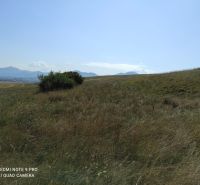 VALČA pozemok s výmerou 5800 m2,  okr. Martin  - Krajina s trávou a kríkmi, rekreačné pozemky s horským pozadím a jasná obloha.