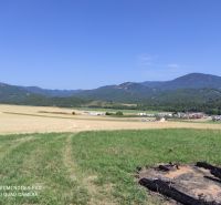 VALČA pozemok s výmerou 5800 m2,  okr. Martin  - Na obrázku je malebná krajina, lúky, polia a vzdialené hory. V pozadí vidieť domy.