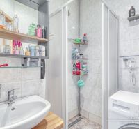 Moderný 2-izbový byt v Trnave na Jiráskovej ulici - Kúpeľňa v 2-izbovom byte so sprchovacím kútom, umývadlom a práčkou.