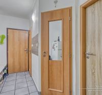 Moderný 2-izbový byt v Trnave na Jiráskovej ulici - Chodba v 2-izbovom byte s kachličkovou podlahou a drevenými dverami.