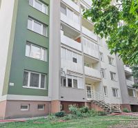 Moderný 2-izbový byt v Trnave na Jiráskovej ulici - Bytový dom na Jiráskovej ulici v Trnave obklopený zeleňou, ponúka 2-izbové byty.