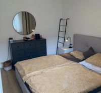 Prenájom pekný 3 izbový byt, ulica Staré záhrady,Bratislava II-Ružinov - Spálňa s posteľou, komodou a okrúhlym zrkadlom v 3-izbovom byte.