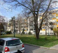 Prenájom pekný 3 izbový byt, ulica Staré záhrady,Bratislava II-Ružinov - Autá parkujúce pred bytovým domom s balkónmi v Bratislave - Ružinove, Starých záhradách.