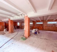 Industriálny obchodný priestor v úplnom centre mesta - 137 m2 - Priestranné obchodné priestory s betónovými stenami a podlahou, príprava na rekonštrukciu.