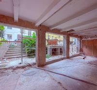 Industriálny obchodný priestor v úplnom centre mesta - 137 m2 - Prerábka obchodných priestorov s otvorenými stenami a pohľadom na schody a zeleň.