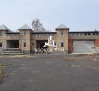 OBJEKT na podnikanie - veľkoobchod, distribúcia, sklad - Nedokončená budova v prostredí Méra so skladovými a výrobnými priestormi, bez vonkajšej úpravy.